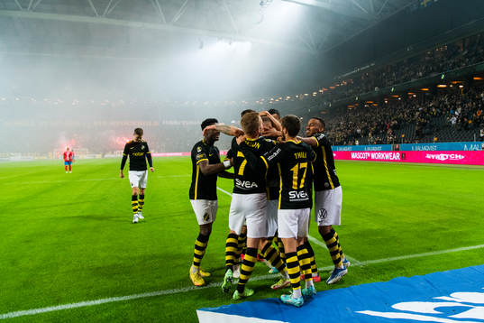 AIKs John Guidetti jublar med lagkamrater