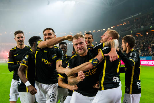 AIKs John Guidetti jublar med lagkamrater