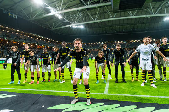 AIKs Zachary Elbouzedi jublar med lagkamrater