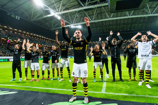 AIKs Zachary Elbouzedi jublar med lagkamrater