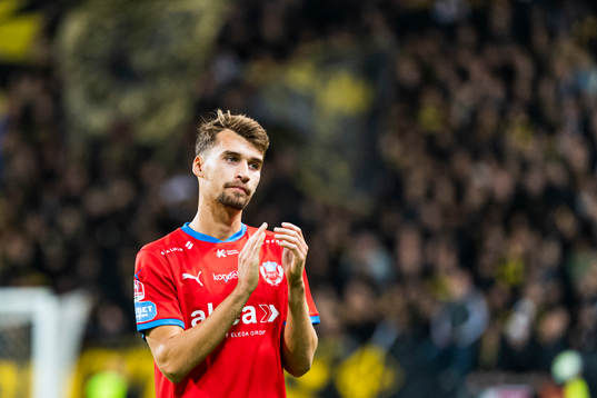 Helsingborgs Rasmus Wiedesheim-Paul tackar publiken