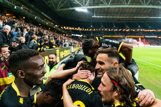 AIKs Zachary Elbouzedi jublar med lagkamrater