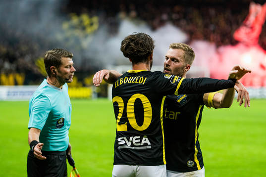 AIKs Zachary Elbouzedi jublar med Sebastian Larsson