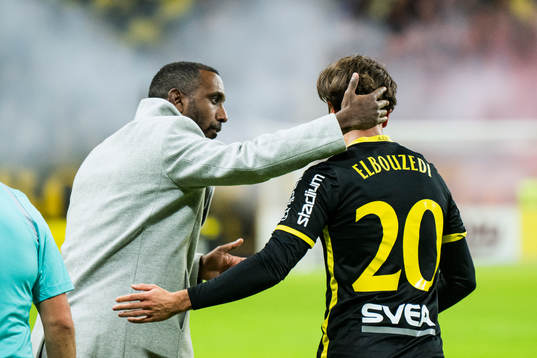 AIKs Zachary Elbouzedi jublar med tränare Henok Goitom