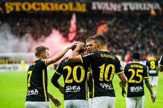 AIKs Zachary Elbouzedi jublar med lagkamrater