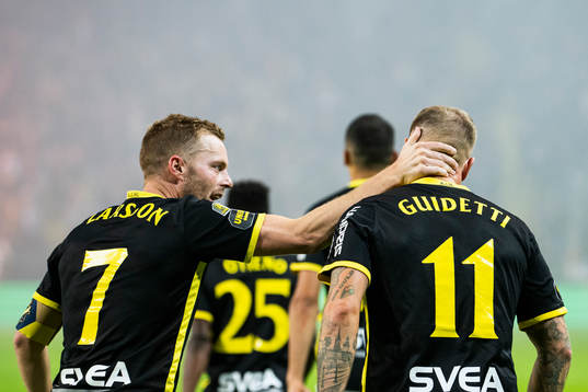 AIKs John Guidetti jublar med Sebastian Larsson