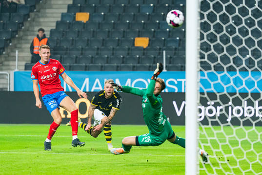 AIKs John Guidetti gör 1-0 bakom Helsingborgs målvakt