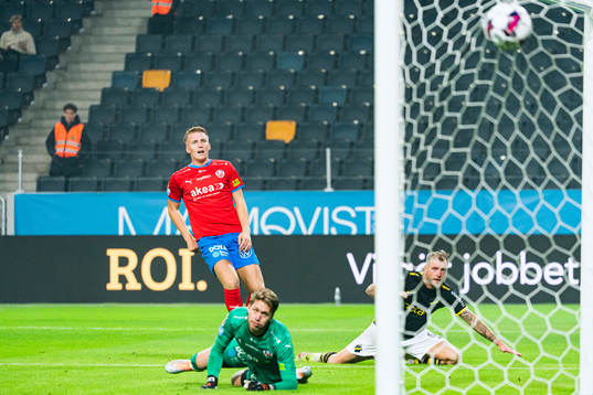 AIKs John Guidetti gör 1-0 bakom Helsingborgs målvakt