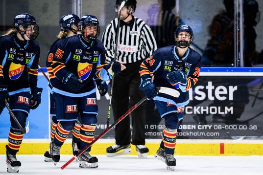 Djurgårdens Linnea Adelbertson jublar med lagkamrater