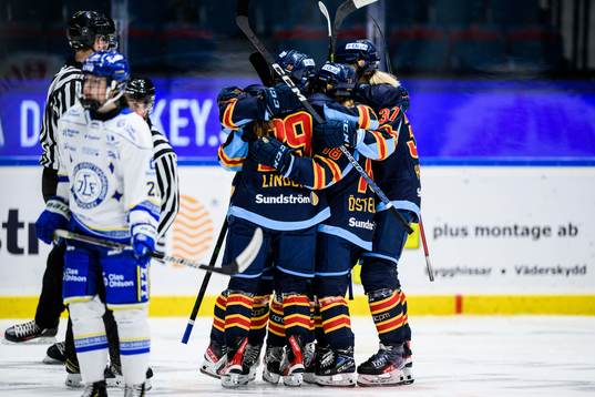 Djurgårdens Maria Lindberg jublar med lagkamrater