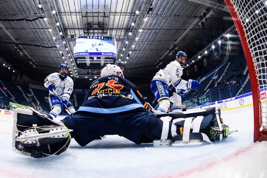 Leksands Victoria Klimek och Djurgårdens målvakt Selma