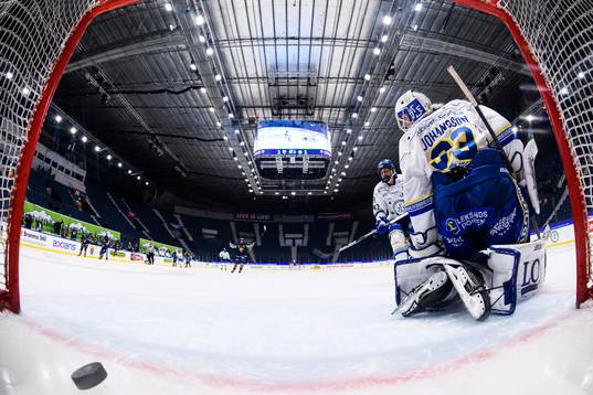 Leksands målvakt Amanda Johansson släpper in 2-1 av