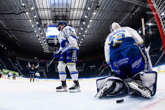 Leksands Abagael Thiessen och målvakt Amanda Johansson