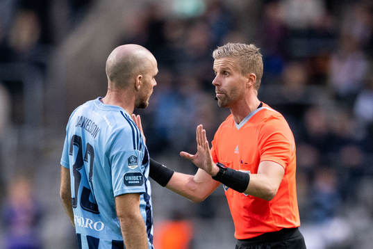 Djurgårdens Marcus Danielson i diskussion med Domare Glenn