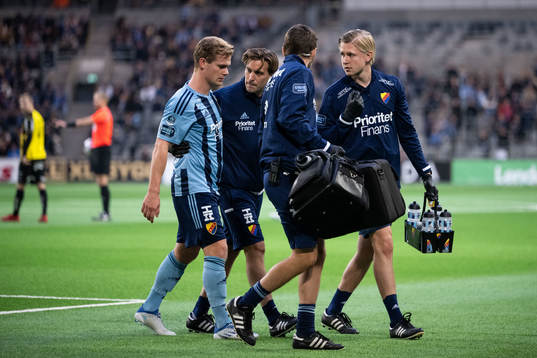 Djurgårdens Hampus Finndell leds av planen