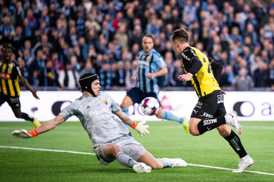 Djurgårdens målvakt Jacob Widell Zetterström räddar