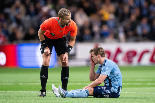 Djurgårdens Hampus Finndell har ont