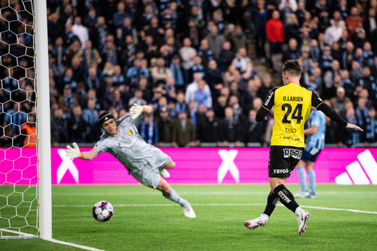 Häckens Lars Olden Larsen gör 0-1 bakom Djurgårdens