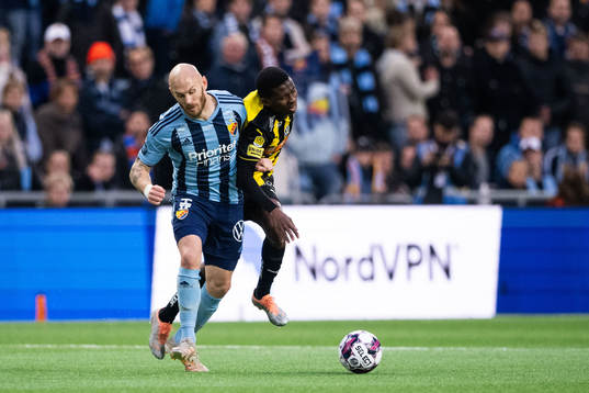 Djurgårdens Magnus Eriksson och Häckens Akoua Romeo Amane