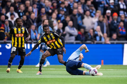 Häckens Akoua Romeo Amane och Djurgårdens Magnus Eriksson
