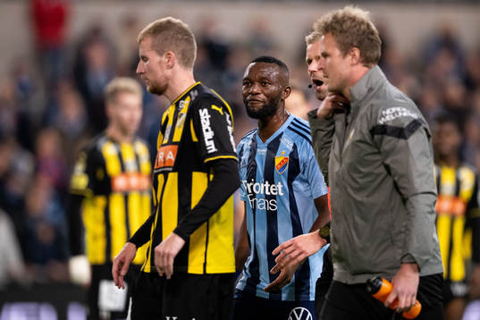 Häckens Samuel Gustafson i diskussion med Djurgårdens