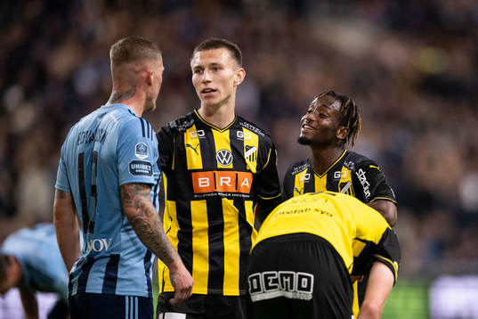 Djurgårdens Victor Edvardsen i diskussion med Häckens