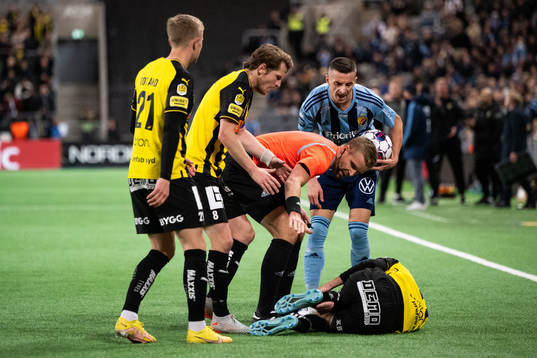 Djurgårdens Haris Radetinac skriker på Häckens Oscar