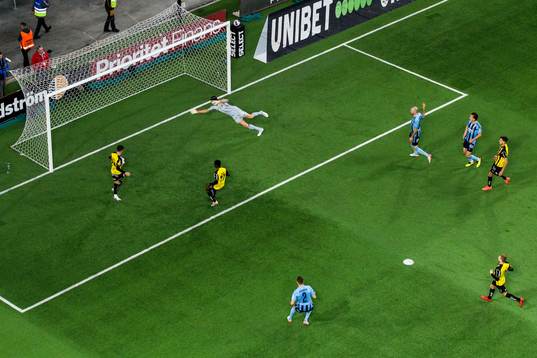 Häckens Lars Olden Larsen gör 0-1 bakom Djurgårdens