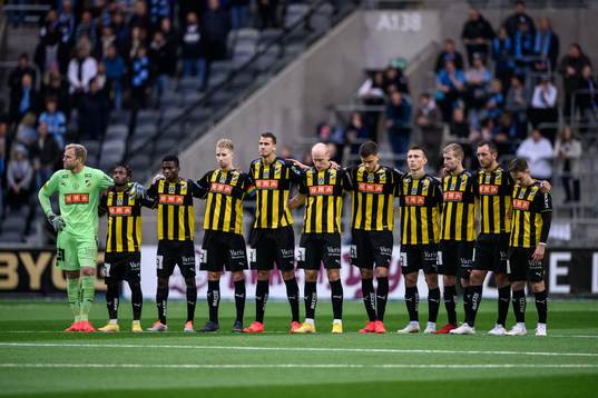 Häckens spelare deltar i en tyst minut