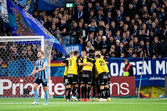 Häckens spelare jublar