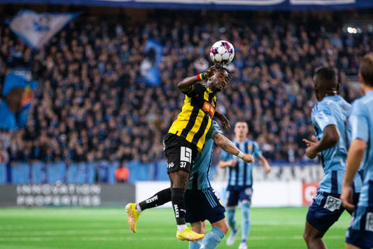 Häckens Akoua Romeo Amane och Djurgårdens Magnus Eriksson