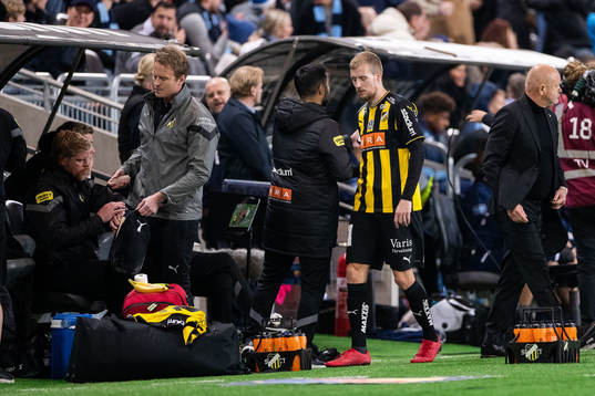 Häckens Simon Gustafson bryts ut skadad