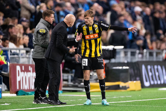 Häckens tränare Per-Mathias Høgmo i diskussion med Oscar