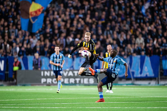 Häckens Samuel Gustafson och Djurgårdens Emmanuel Justine