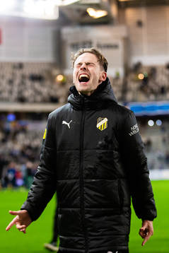 Häckens Lars Olden Larsen jublar