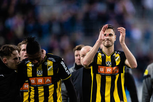 Häckens Alexander Jeremejeff jublar