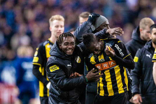 Häckens Ibrahim Sadiq och Blair Sebastian Turgott jublar