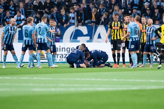 Djurgårdens Hampus Finndell har ont och får vård