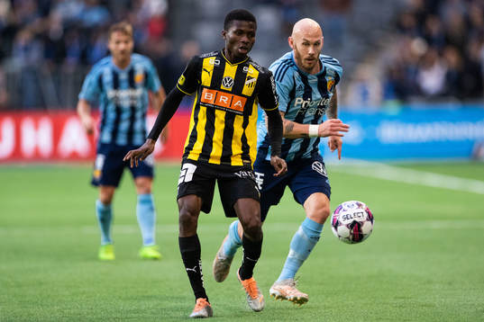 Häckens Akoua Romeo Amane och Djurgårdens Magnus Eriksson