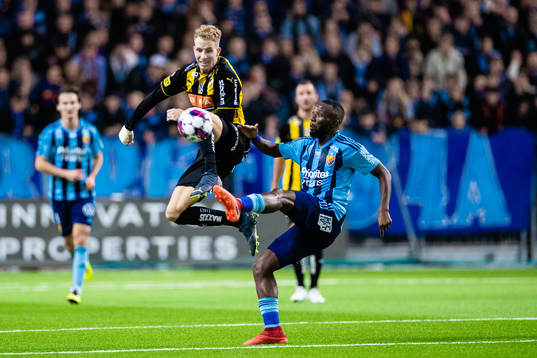 Häckens Simon Gustafson och Djurgårdens Emmanuel Justin