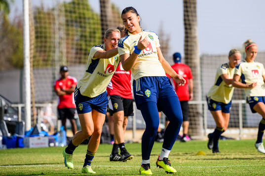 Jonna Andersson and goalkeeper Zecira Musovic of the