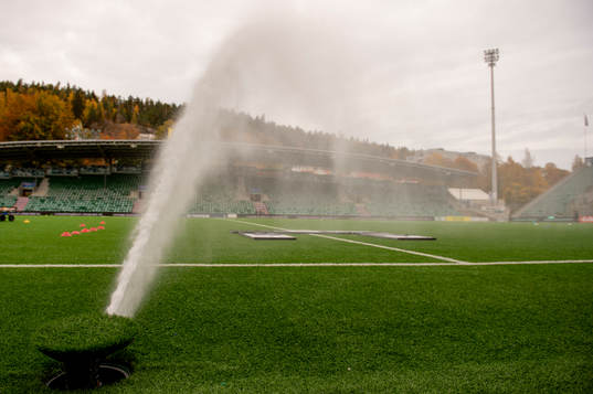 vaytenspridare igång innan fotbollsmatchen i Allsvenskan