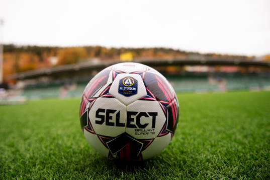 En boll innan fotbollsmatchen i Allsvenskan mellan GIF