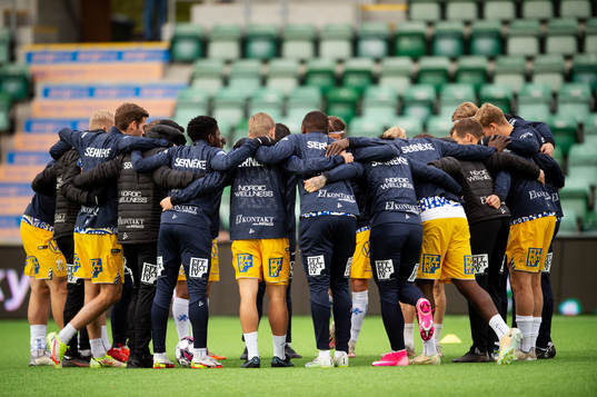 IFK Göteborgs spelare samlar sig innan fotbollsmatchen i
