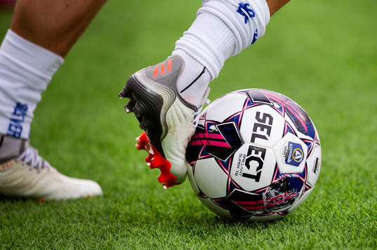 Tillslag på en boll innan fotbollsmatchen i Allsvenskan