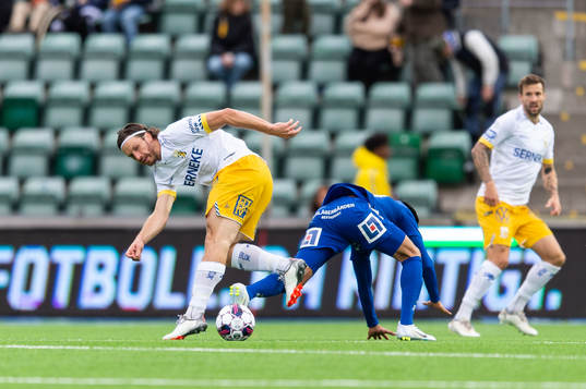 IFK Göteborgs Gustav Svensson och GIF Sundsvalls Joe Corona