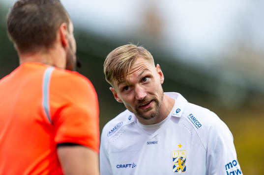 IFK Göteborgs Sebastian Eriksson diskuterar med Domare