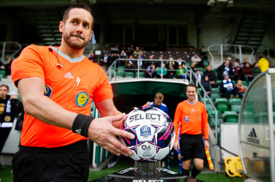 Domare Victor Wolf tar upp matchbollen innan