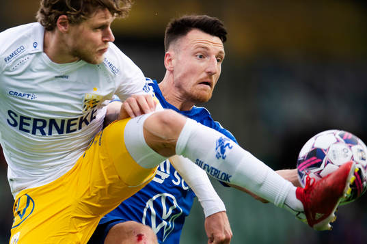 IFK Göteborgs Gustaf Norlin når bollen framför GIF