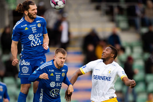 GIF Sundsvalls Forrest Lasso nickar en boll framöfr Rasmus